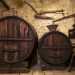 Sui muri sono invece appesi grandi aratri utilizzati dai buoi oltre a zappe e attrezzi per il travaso del vino nelle grosse botti sottostanti